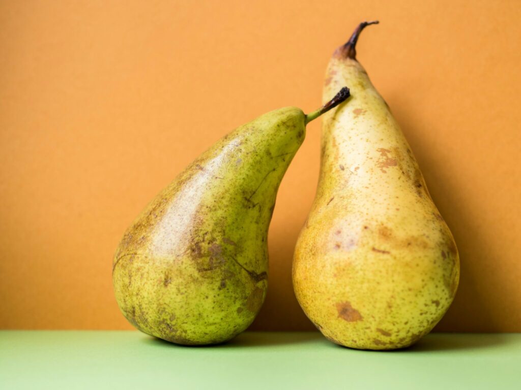 Recipe for homemade poached pears in vanilla syrup